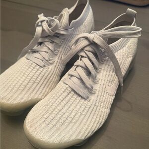 Nike Women’s Light Gray Knit Athletic Sneakers